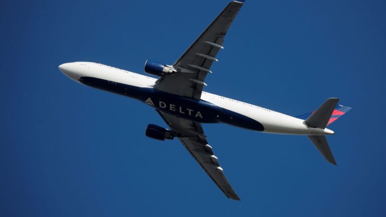 Delta United compete to be Americas luxury airline