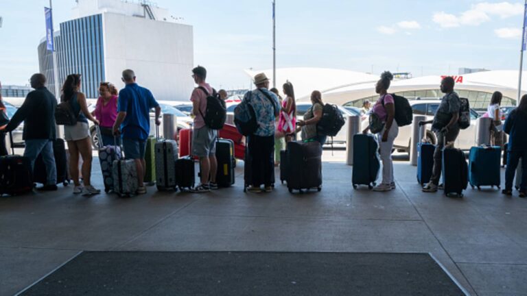 Airline profits lag even as travel demand breaks records