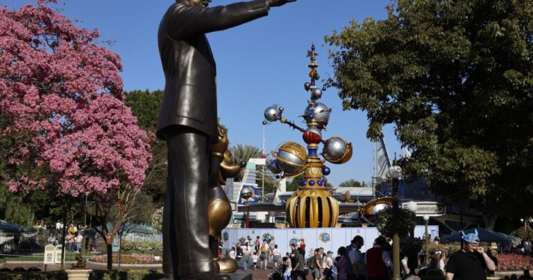 Anaheim police say woman ejected from Disneyland is a gate.com2Fe52F2e2F8fef5b6b43ea9a9a06b643c4