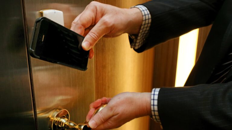 Apple and Google wallets want to make hotel room key