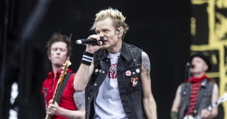 Sum 41s Deryck Whibley claims his memoir is 100 true.com2F972F242Fb8a392674134aa1f806efa35